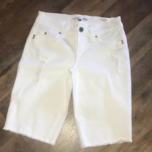 YMI Wanna Betta Butt? White Bermuda Shorts size 3 NWT - Picture 1 of 2